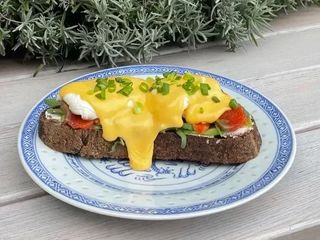 ЯЙЦЯ БЕНЕДИКТ З ЛОСОСЕМ (260g)