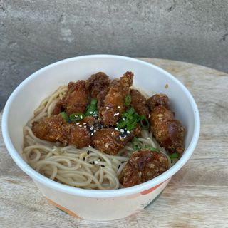 Noodles al sesamo con pollo fritto 
