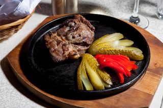 Pastrama de miel fraged la gratar cu cartofi rumeniti la cuptor