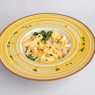 Fettuccini z łososiem i szpinakiem