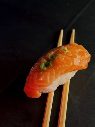 Нігіри з лососем