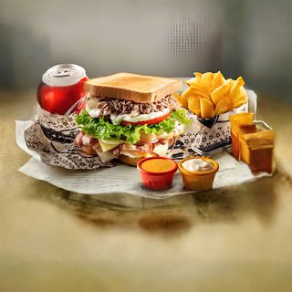 Sándwich De La Casa Con Patatas Caseras Y Bebida