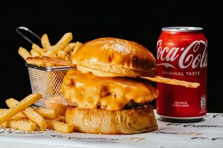 Combo Doble Cheeseburger Con Patatas Y Bebida