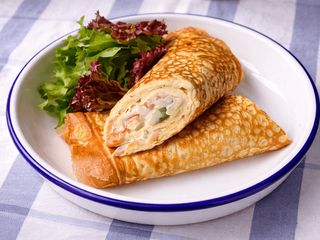 Омлет-рулет з лососем,  огірком та сирним соусом (300g)