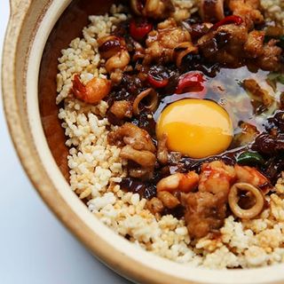 Kubak crujiente de pollo, langostinos y chipirones con huevo pita pinta