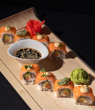 Salmon plus Rolls 