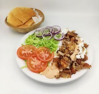 Piatto kebab con contorno