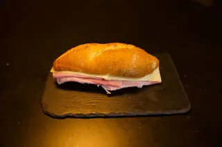 Bocadillo De Jamón Dulce Y Queso (S)