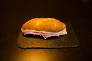 Bocadillo De Jamón Dulce Y Queso (S)
