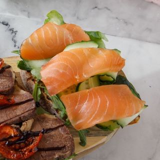 Қызыл балық брускеттасы / Брускетта с сёмгой