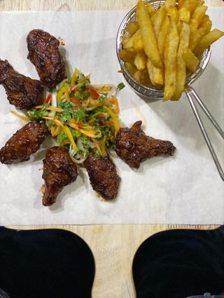 Chicken Wings with Chips