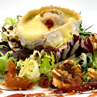 Ensaladilla de queso de cabra con frutos secos