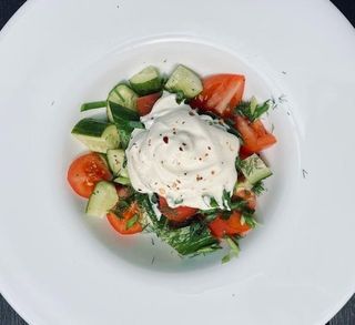 Sałatka z ogórek z pomidorami