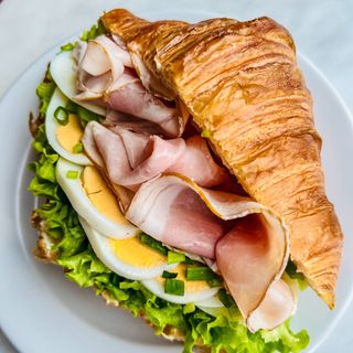 Croissant z gotowanym jajkiem i szynką