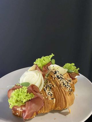 Croissant szynka parmeńska