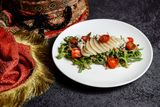 Салат с грушей конфи и сыром блю
