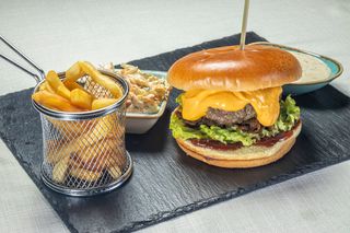 Пилешки бургер (500г)+ Кола 500мл