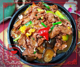 F10 საქონლის ხორცი მოთუშული ხამანცკების საწებელში, თუჯის კეცზე