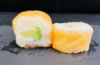 132.Uramaki Rollitos Frescos Salmón Con Aguacate Queso (8 Uds.)