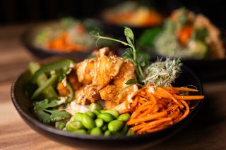 Poke bowl z chrupiącymi krewetkami