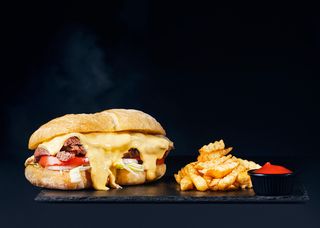 სტეიკ სენდვიჩი (+ ფრი და კეჩუპი)