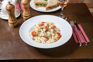 Salată de paste cu parmezan (veg)