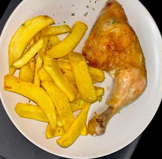 Cuarto trasero de pollo al horno con patatas 