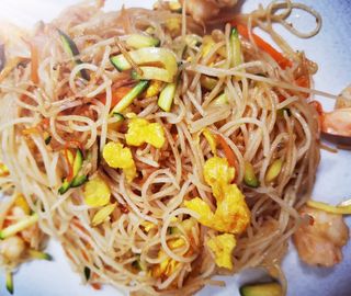 Spaghetti di riso con gamberi