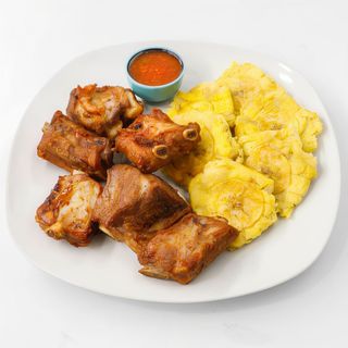 Ración De Costillas Y Tostones