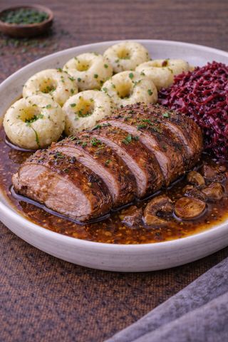 Pieczona pierś z kaczki w sosie własnym z kluskami i buraczkami oraz Rosół z kaczki z makaronem