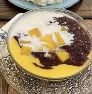 Riso venere porridge con mango e latte di cocco