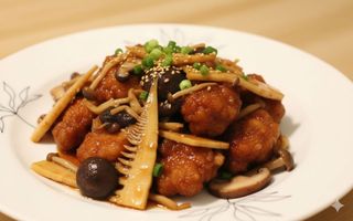 Maiale con bambu e funghi
