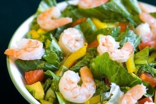 Insalata mista con salmone e gamberetti no glutine