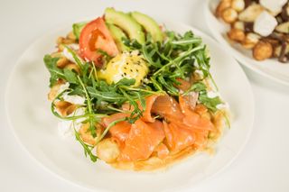 Vafe cu somon avocado și ou poșat 