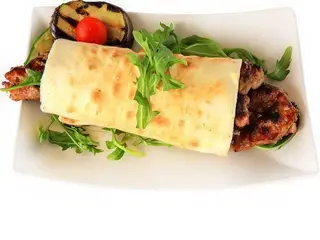 10. Spianata salsiccia form e insalata