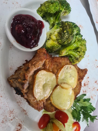 schabowy z kością ziemniaki, kapusta zasmażana