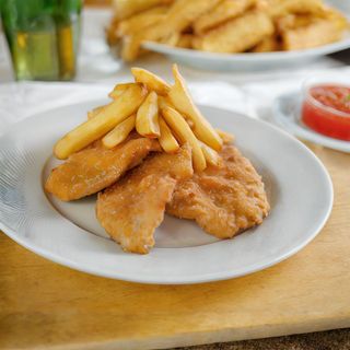 Pechuga De Pollo Empanada Con Patatas Fritas