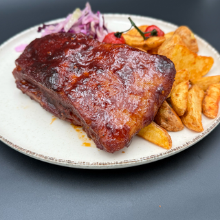 Spareribs caramelizate cu cartofi wedges și salată coleslaw