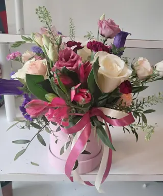 Flowerbox z kwiatów w kolorach pastelowych