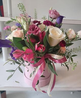 Flowerbox z kwiatów w kolorach pastelowych