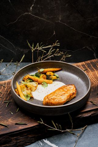 Piept de pui grill cu sote de legume cu sos alb 