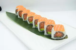Uramaki sake avocado