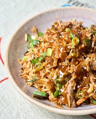 Arroz frito con pollo .