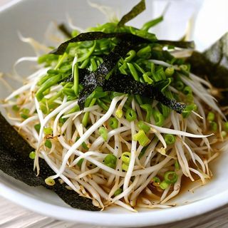 Germogli di soia con alghe