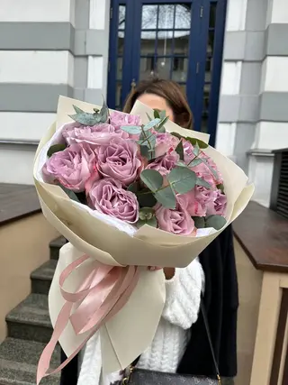 15 лавандових троянд з евкаліптом