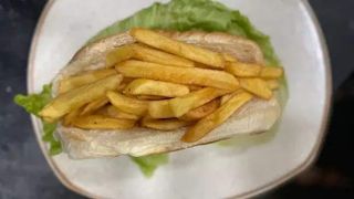 Panino con formaggio svizzero e patatine