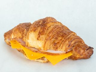 Круасан з шинкою та сиром