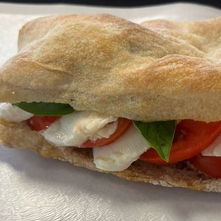 Panino pomodoro mozzarella e basilico