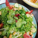 Salată de crudităţi cu piept de pui  la grătar