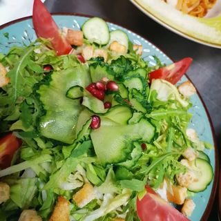 Salată de crudităţi cu piept de pui  la grătar